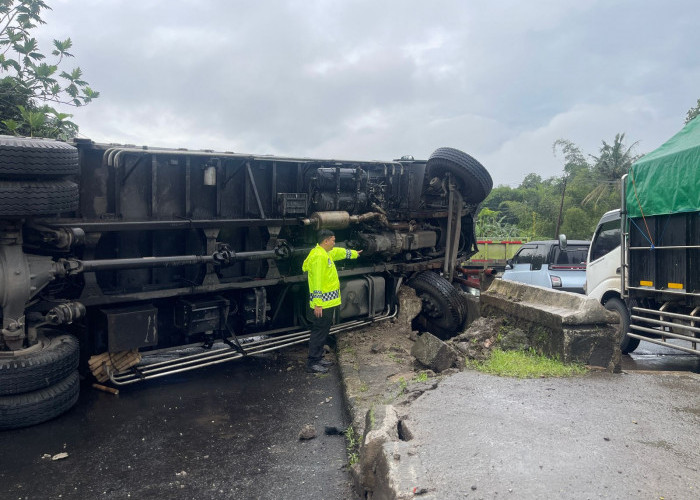 Hindari Tabrakan, Truk Terguling di Pantura Batang dan Timpa Pengendara Motor