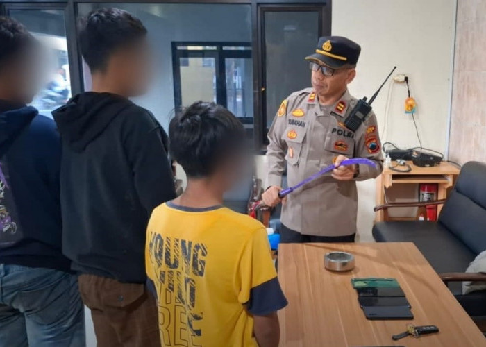 Terinspirasi Kelakuan Preman, Tiga Bocah Bawa Sajam Diringkus Polisi  