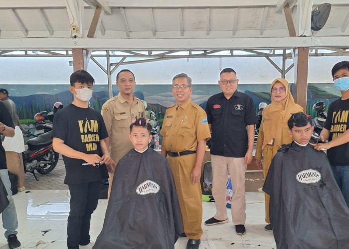 Bukan Razia, SMPN 10 Tegal Gandeng Harmonis Barbershop Fasilitasi Siswa Cukur Rambut Gratis 