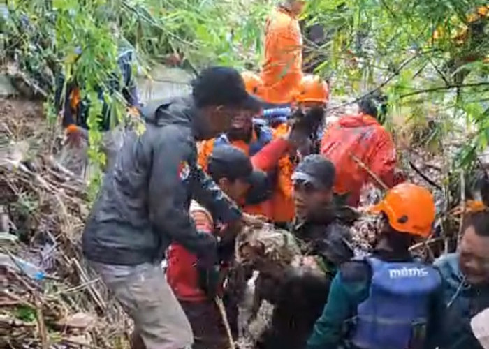 Dua Hari Menghilang Terseret Ganasnya Banjir, Bocah Perempuan di Kudus Ditemukan Tewas