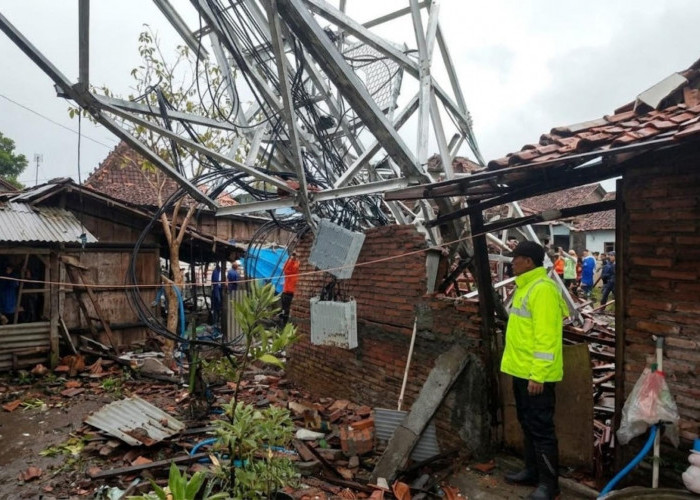 Angin Kencang Terjang Demak, Tower Mitratel Ambruk Timpa Empat Rumah Warga