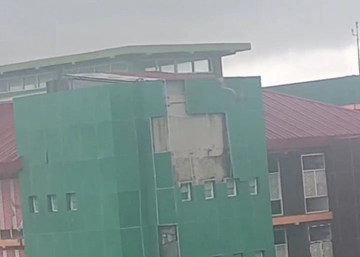 Diterjang Angin Kencang, Fasad Ma’had Al-Jamiah UIN Walisongo Semarang Rontok Berjatuhan