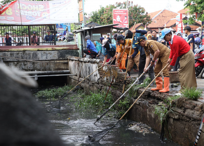 Pj Bupati Brebes Pimpin Kerja Bakti Bersihkan Pasar Induk