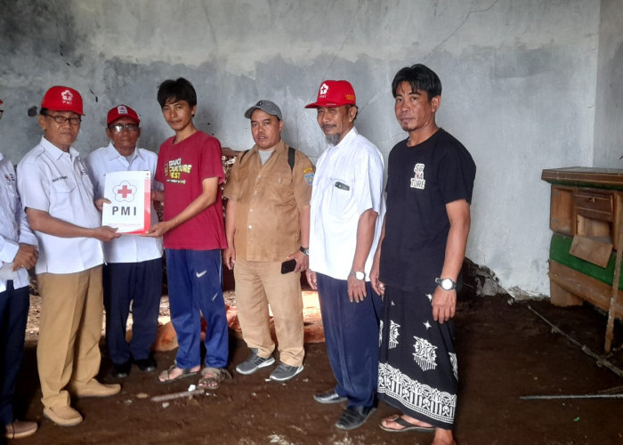 PMI Kabupaten Tegal Bantu Warga Terdampak Tanah Longsor