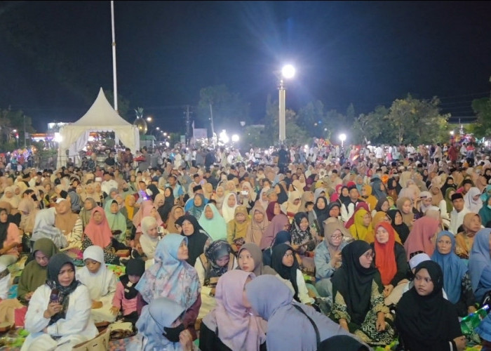 Ribuan Jamaah Padati Alun-Alun Pemalang Saat Pengajian Hari Santri 