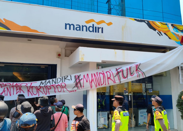 Mencekam! Hari Kedua Demo di Bank Mandiri Pati, Massa Pasang Spanduk ‘Antek Koruptor’ hingga Lempar Telur 