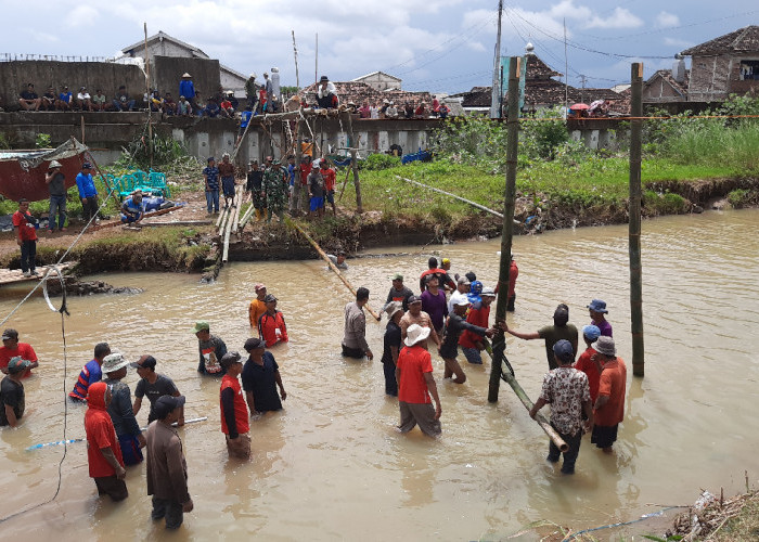 Dua Pekan Lebih Terisolasi dan Gunakan Getek Warga Tambaksari Semarang Bangun Jembatan Bambu Darurat.