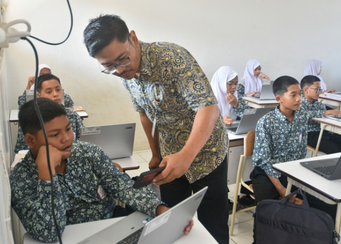 Dalam skrining, murid-murid diarahkan untuk menjawab sejumlah pertanyaan mengenai gaya hidup, riwayat penyakit diri sendiri, maupun riwayat kesehatan keluarga. Prosesnya singkat, berkisar antara 5 - 10 menit. Selain di website, pengisian juga bisa dilakukan dengan handphone lewat aplikasi Mobile JKN dan layanan pesan Pandawa. (Achmad Fazeri/Disway Jateng)