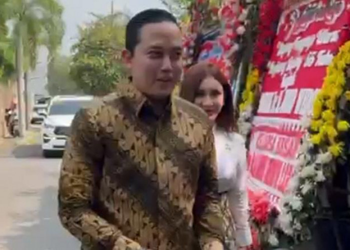 Sespri Prabowo Mendadak Datangi Rumah Jokowi di Solo Didampingi Perempuan Cantik