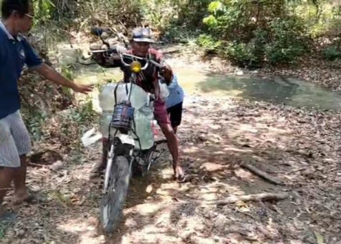 Kekeringan di Boyolali Merluas, Warga Juwangi Terpaksa Mencari Sisa Air Bersih di Sungai Mengering