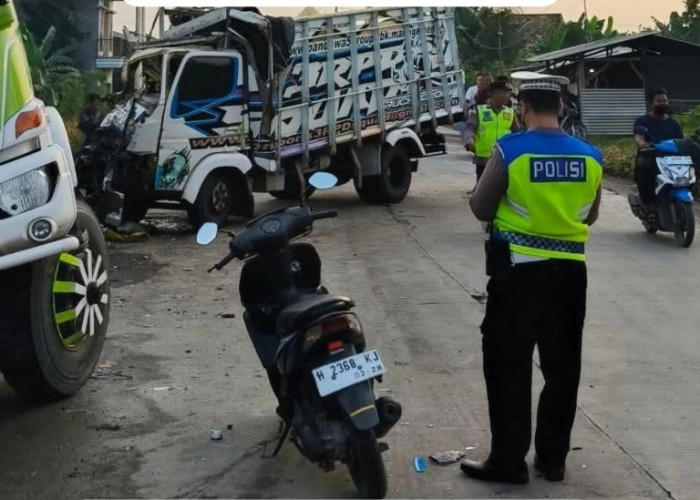 Kurang Konsentrasi, Supir Truk Diesel Tabrak Tronton yang Parkir di Bahu Jalan