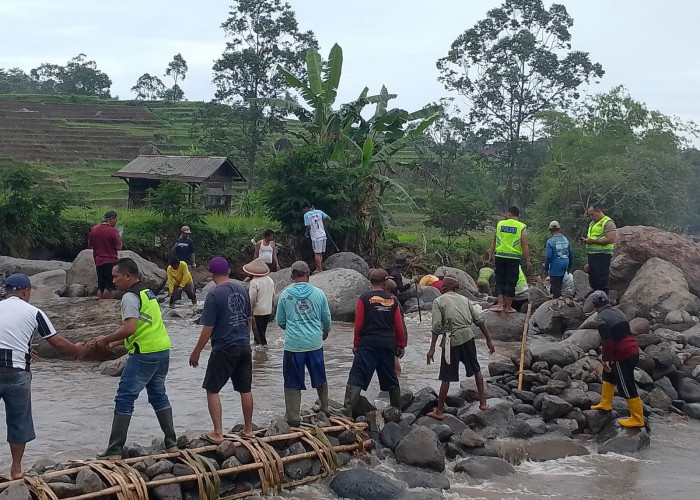 Polres Tegal dan Warga Berkolaborasi Pasang Bronjong Sungai Pedes