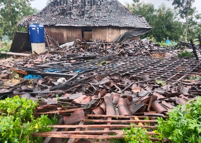 Angin Kencang, Satu Rumah di Grobogan Roboh, 50 Rumah Gentengnya Berhamburan