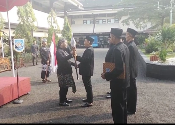 Bupati Tegal Serahkan Tombak Kyai Plered ke Keluarga Kalisoka