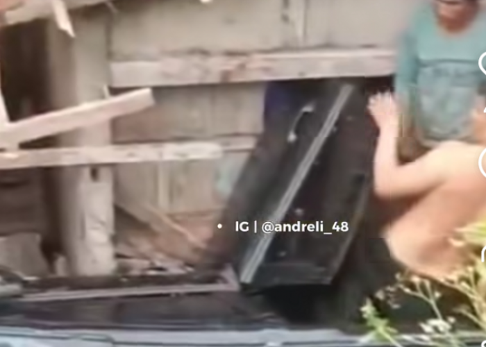 Ikuti Google Maps, Mobil Ford Salah Arah Hingga Terguling Timpa Rumah Warga di Ungaran Timur