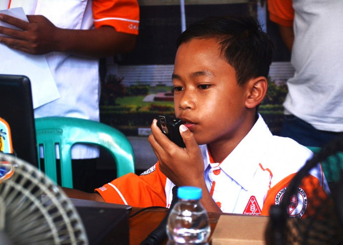 Di Tengah Gempuran Medsos, Gen Alpha Ini Malah Gandrung HT Radio Amatir