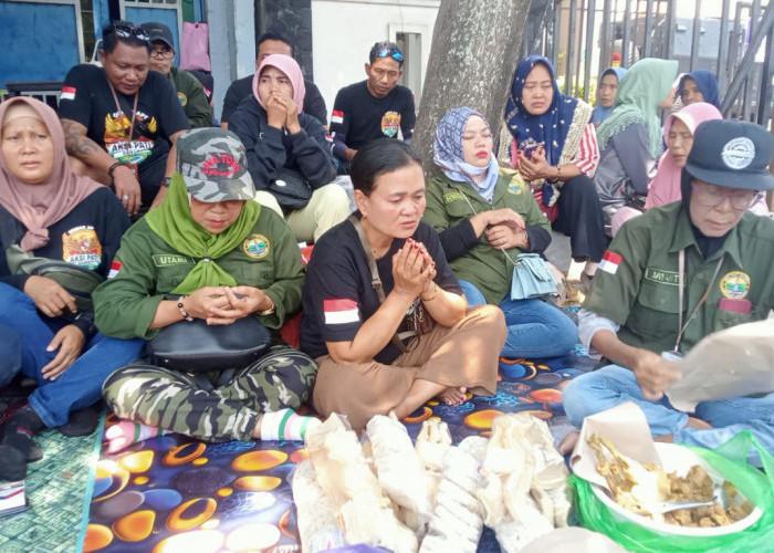 Loyalis Sudewo Gelar Bancakan di Depan Pengadilan Tipikor Semarang, Doakan Kesehatan dan Kebebasan