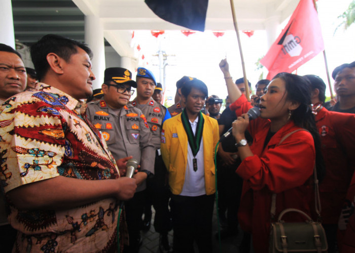 Unjuk Rasa di DPRD Kota Tegal, Aliansi Mahasiswa Tiga Daerah Sampaikan 5 Tuntutan