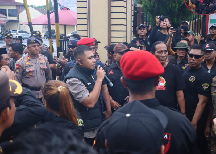 Simpatisan Grib Jaya Protes Polres Jepara, Desak Pelaku Perobekan Baju Ditangkap