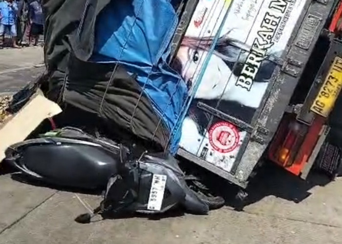 Truk Tabrak Median Lalu Terguling, Dua Pelajar di Pantura Pemalang Tewas Tertimpa Bak Belakang