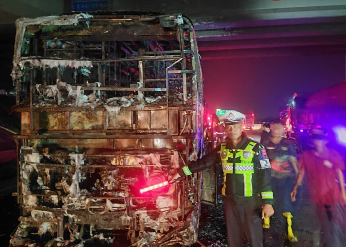 Bus Tunas Muda Terbakar di Tol Batang, 15 Penumpang Selamat