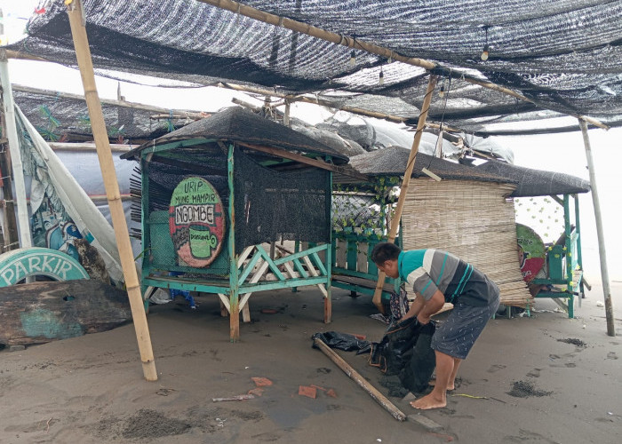 Puluhan Warung di Pantai Batamsari Kota Tegal Porak Poranda 