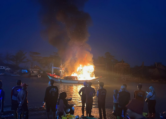 Kapal Nelayan Terbakar Saat Bersandar di Batang, Kerugian Ditaksir Capai Rp100 Juta