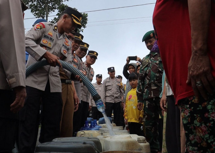Polres Pemalang Salurkan Bantuan 20 Ribu Liter Air Bersih untuk Desa Siremeng 