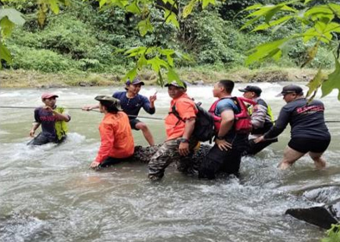 Tim Sar Evakuasi Jasad Pria Hanyut di Sungai Kaligenteng Pekalongan 