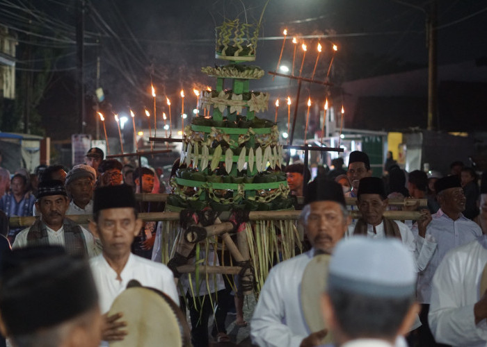 Kirab Gunungan 5.000 Takir Tutup Festival Bubur Suro Pekalongan 2026