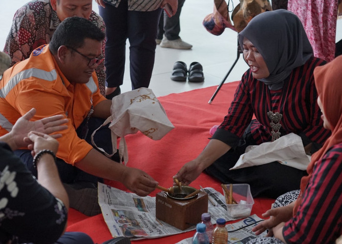 Peringati Hari Batik, Penumpang Kereta Stasiun Semarang Diajak Membatik