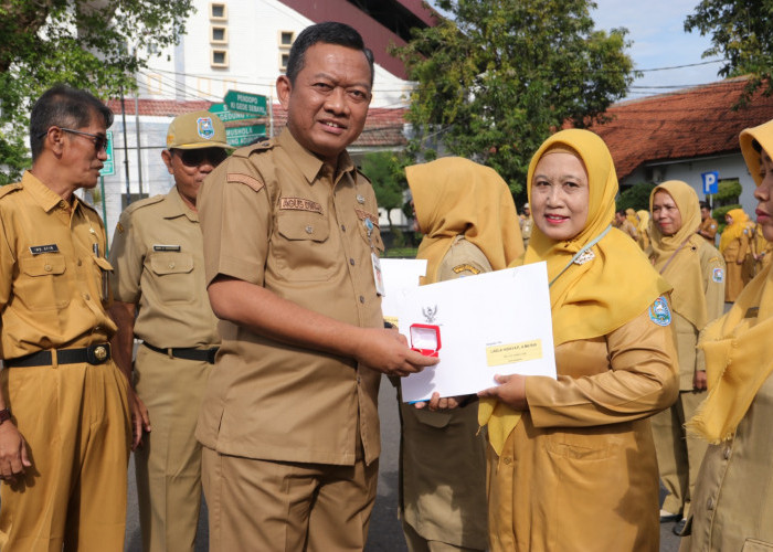 Tutup Tahun 2025, Sekda Tegal Serahkan SK Kenaikan Pangkat, Pensiun dan Perpanjangan PPPK