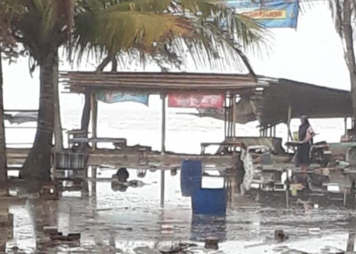 Gelombang Tinggi Terjang Pantai Suwuk Kebumen, Sekitar 60 Warung Terdampak
