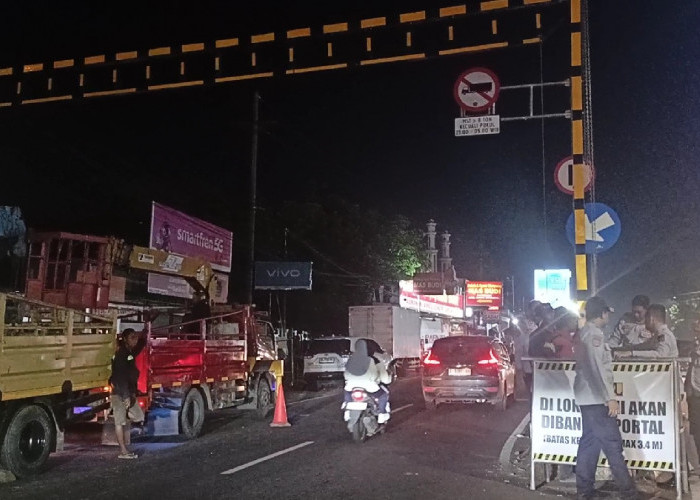 Portal 3,4 Meter Dikunci di Kedungpane, Truk Raksasa Dipaksa Putar Balik di Turunan Silayur