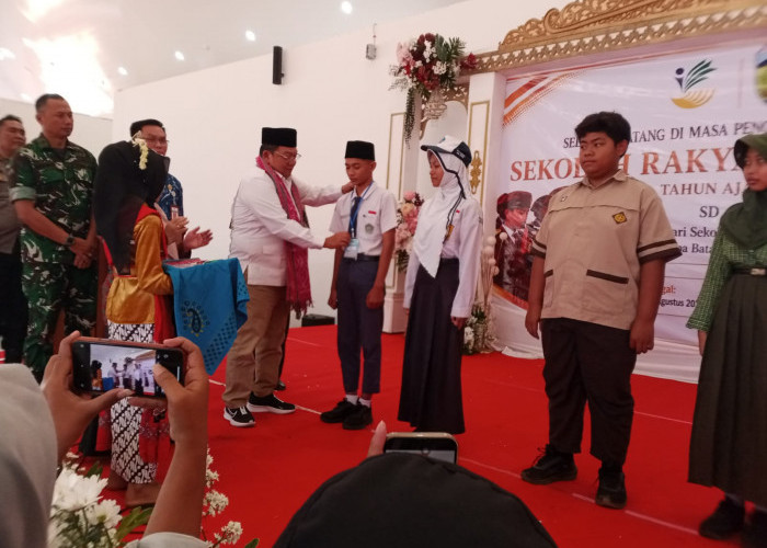 Tukang Mebel Jepara Tak Kuasa Menahan Haru, Anaknya Diterima Sekolah Rakyat Gratis