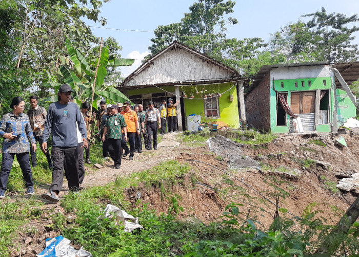 Longsor Kalialang Semarang Runtuhkan 3 Rumah, Wali Kota Perintahkan 7 KK Segera Mengungsi