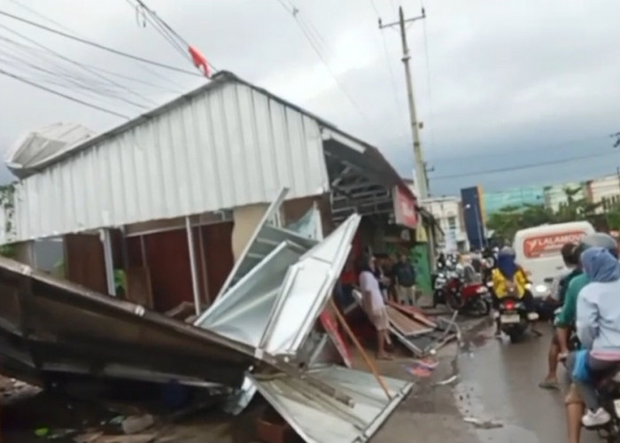 Angin Puting Beliung di Comal Robohkan Belasan Kios