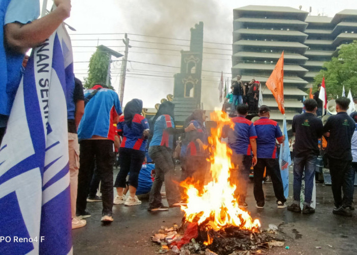 Buruh Jateng Gelar Aksi Hujan-Hujanan, Tuntut Penetapan UMK dan UMSK 2025