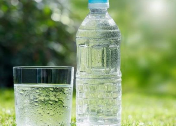 Ini Dia 5 Perbedaan Manfaat Air Mineral dan Air Putih Biasa, Lebih Baik yang Mana?