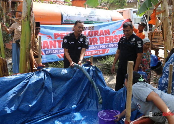 Kemarau Panjang, Polres Kebumen Salurkan 11.000 Liter Air Bersih ke Kalisono