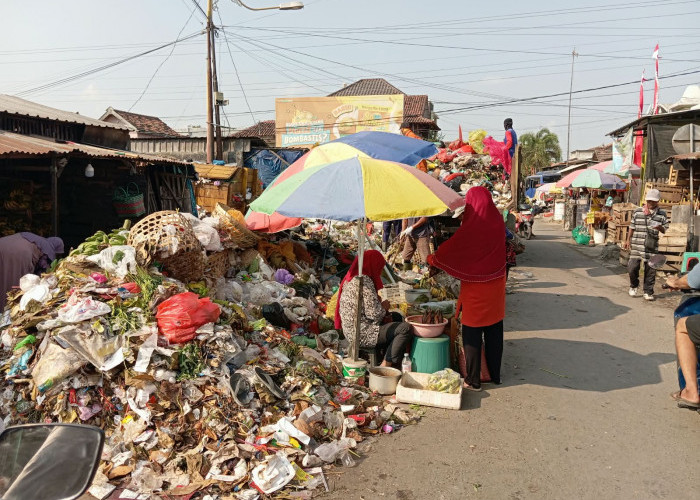 Bau Menyengat hingga Masuk Rumah, Tumpukan Sampah di Jantung Kota Rembang Hantui Warga