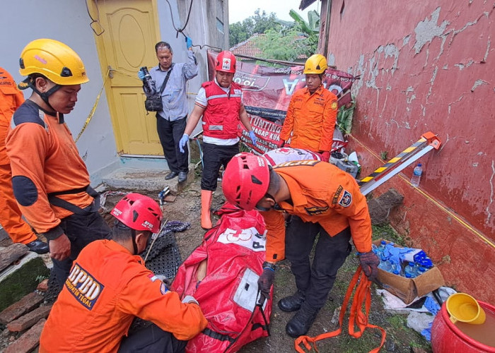 Relawan BPBD Kabupaten Tegal Evakuasi Korban Masuk Sumur 