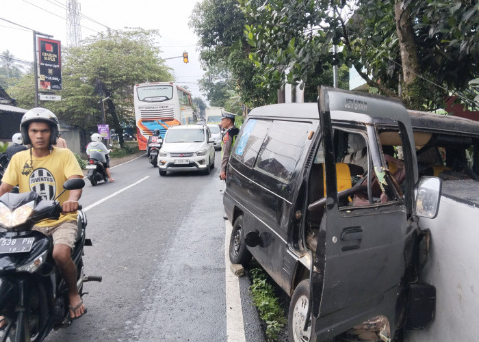 Mobil Carry Tua Tertancap di Jembatan Cengek Salatiga, Pengemudi Sempat Terjepit
