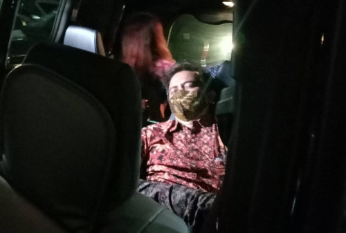 Diperiksa Polisi Selama 12 Jam, Roy Suryo Dibopong Kuasa Hukumnya Menuju Mobil