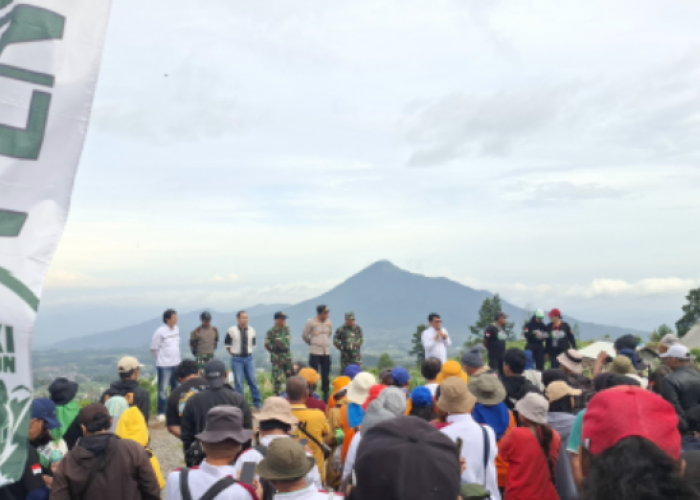 Bergabung dengan 30 Komunitas, Muh Haris Hadiri Puncak Satu Dekade 1001 Pohon di Merbabu