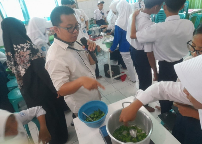 Siswa SMP Negeri 3 Kota Tegal Dilatih Membuat Hand Sanitizer