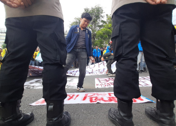 Ratusan Mahasiswa Geruduk Kodim 0733/KS Semarang, Desak Evaluasi Peradilan Militer dan Peran TNI di Sektor Sip