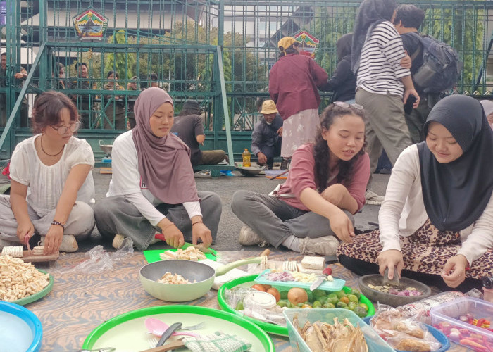Aktivis Perempuan di Semarang Kritik MBG Lewat Aksi Memasak Kemarahan di Depan Kantor Gubernur