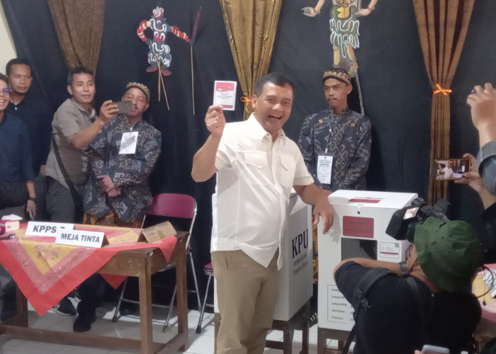 Cagub Jateng Ahmad Luthfi Gunakan Hak Suaranya di TPS 1 Manahan Solo 