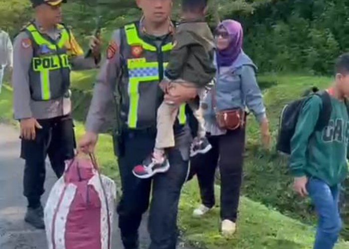 Sempat Kebingungan di Pinggir Tol, Satu Keluarga Pemudik Asal Bekasi Diangkut Mobil Patroli 